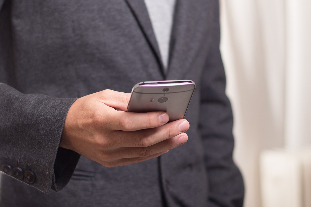Embracing Minimalism: Phones that Ditch Headphones and Chargers